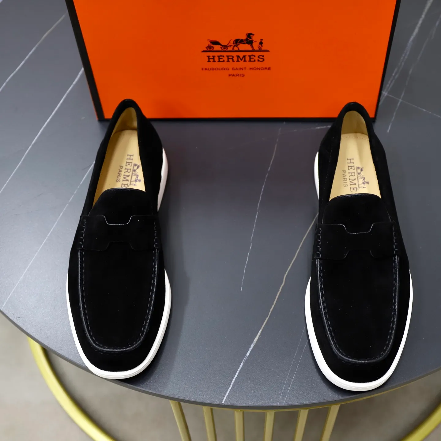 Ex-factory price: 540💰Hermès/Hermès slip-on men's shoes. This shoe is made of imported cow suede leather, with simple and smooth lines, and a 3CM rubber foam ultra-light sole combined with aerodynamic design! Youthful and fashionable, H button decoration, contrasting leather embellishment on the heel, calf lining to gently wrap your feet, with embossed logo cowhide feet, leather rock strips, casual and urban style, highlighting youthful vitality, sports and leisure version, super versatile Size number: 38-39-40-41-42-43-44 Standard leather shoe size (45 can be customized but does not support returns)